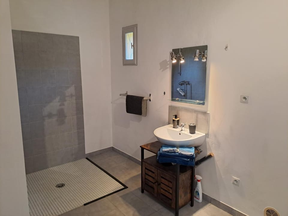 Appartement saumon 3p Apartment in Rognes