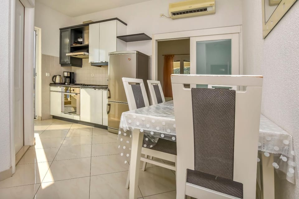 Kitchen or kitchenette, Dining area, dishwasher, oven, stove, air conditioner