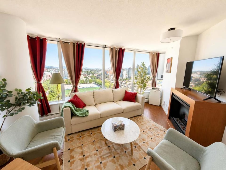 Luxe City Retreat Pool Jacuzzi & Sauna Apartment in Vancouver