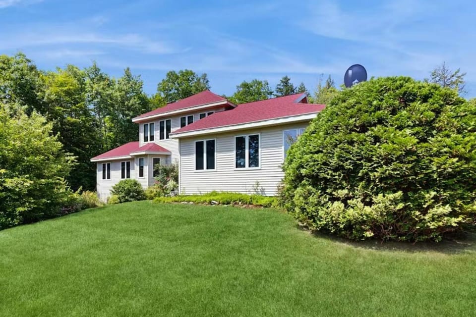 Property building, Facade/entrance, Natural landscape, Garden