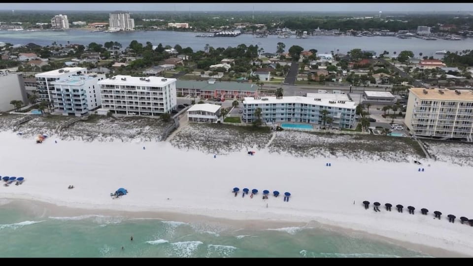 La Tortuga 1-min walk to beach Sleeps 5 Pool Apartment in Okaloosa Island