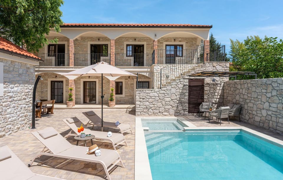 Facade/entrance, Seating area, Swimming pool, sunbed
