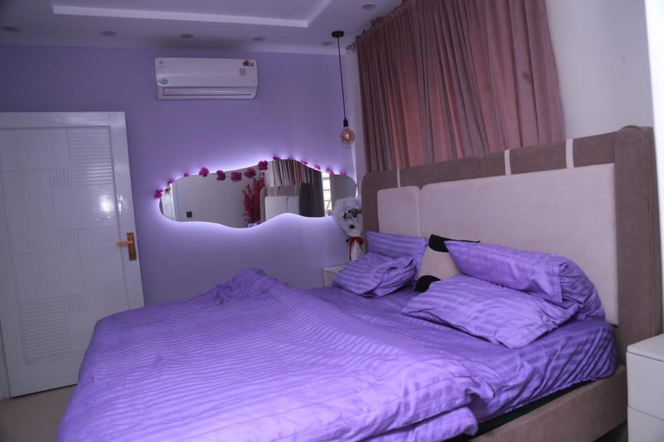 Decorative detail, Bedroom, City view, hair dryier, internet, towels, air conditioner
