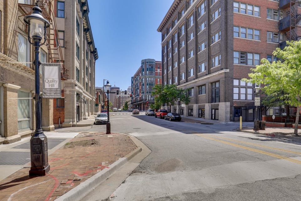 Walkable Pet-Friendly Monthly Stay in Quality Hill House in Kansas City