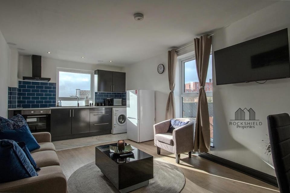 Comfortable King Room in WA1-Free Parking-Near Station Apartment in Warrington