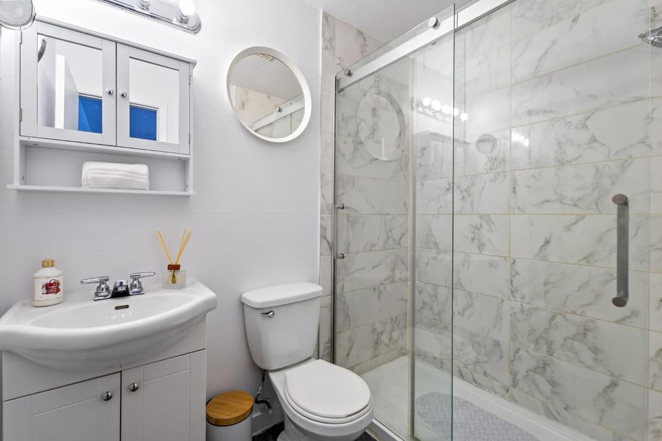 Modern Griffintown Escape 2 Bedrooms Apartment in Montreal