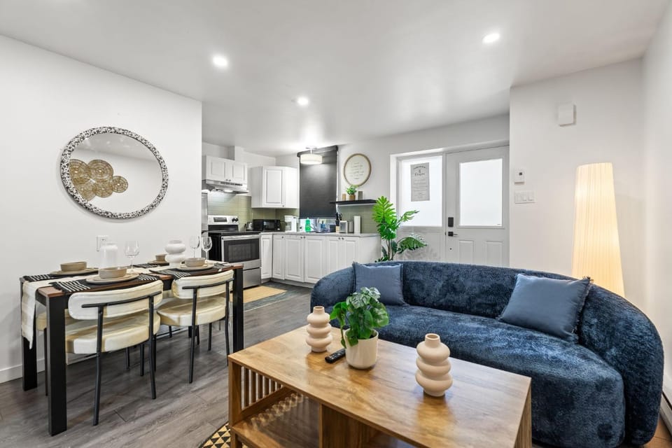 Modern Griffintown Escape 2 Bedrooms Apartment in Montreal