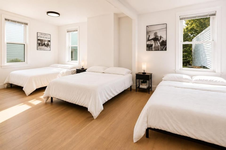 15 min to NYC, Spacious & Private 3BR Home House in Jersey City