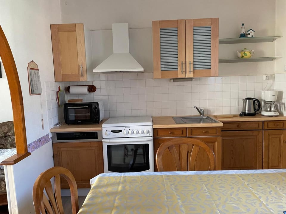 Coffee/tea facilities, dishwasher, stove