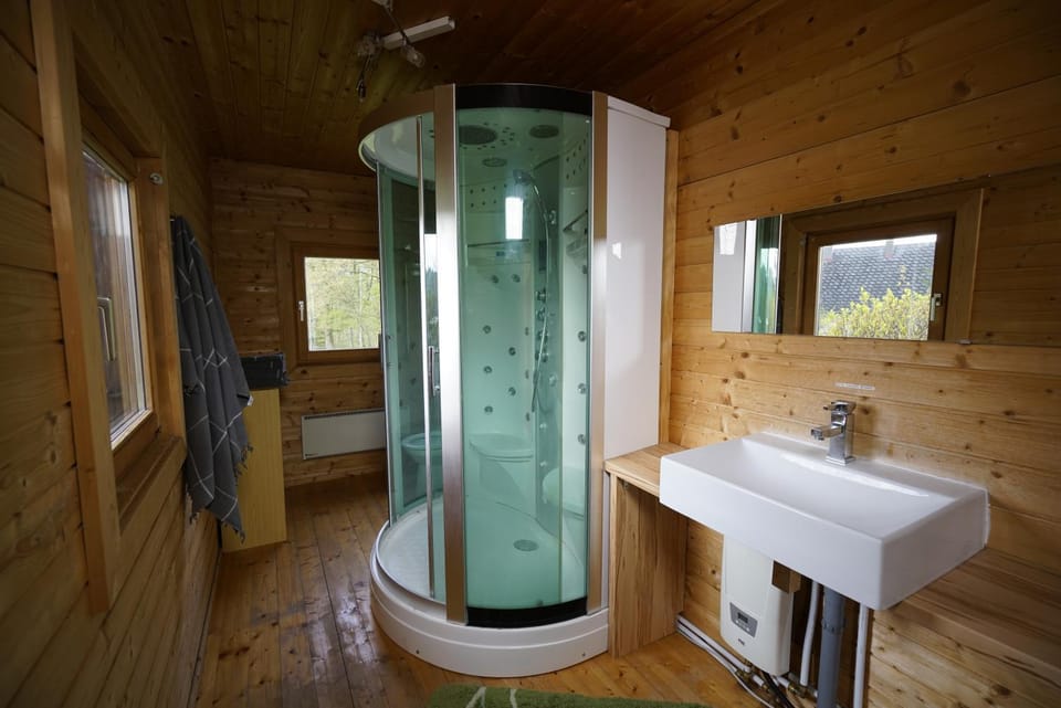 Shower, Toilet