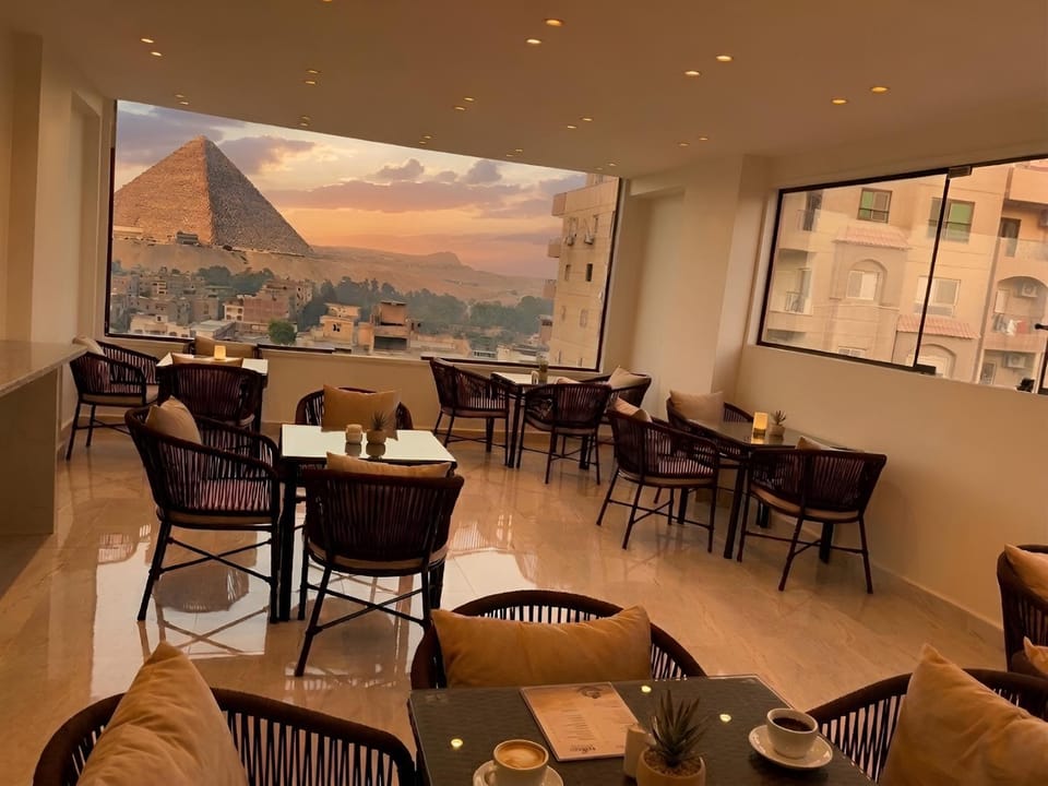 Nearby landmark, Restaurant/places to eat, Restaurant/places to eat, Natural landscape, Living room, Banquet/Function facilities, Seating area, Mountain view