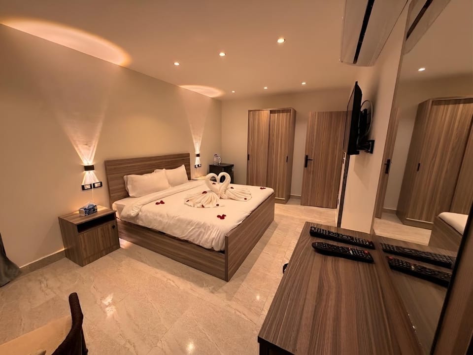 Bed, TV and multimedia, Living room, Photo of the whole room, Seating area, Bedroom, towels, wardrobe