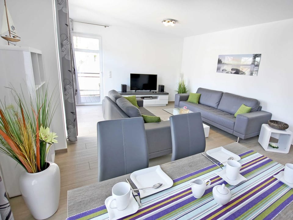 Communal lounge/ TV room, TV and multimedia, Kitchen or kitchenette, Living room, Seating area, Dining area, Evening entertainment
