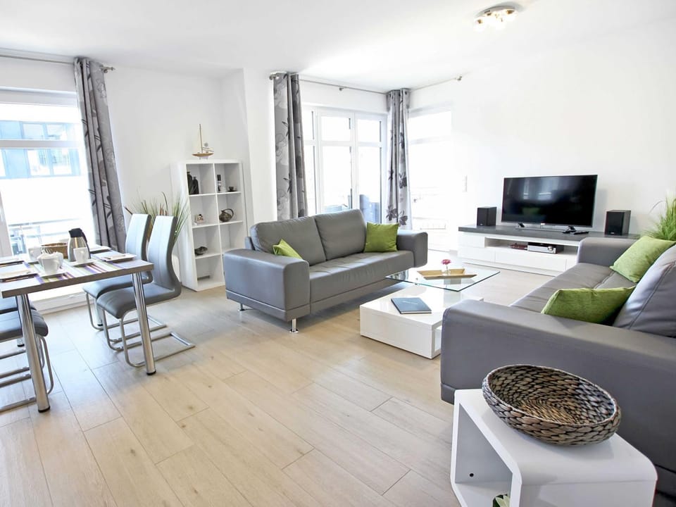 Communal lounge/ TV room, TV and multimedia, Living room, Seating area, Dining area, Evening entertainment