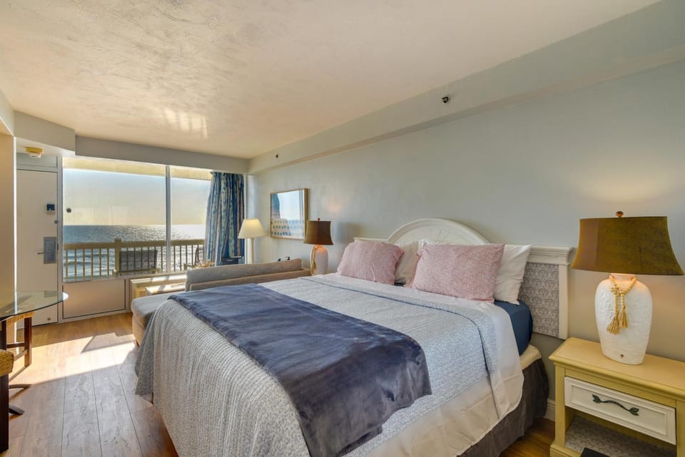 Oceanfront Studio w/ Resort Perks in Daytona Beach Apartment in Holly Hill