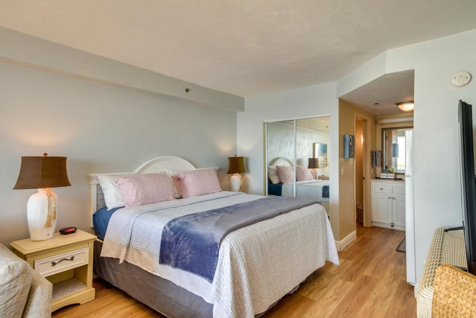 Oceanfront Studio w/ Resort Perks in Daytona Beach Apartment in Holly Hill