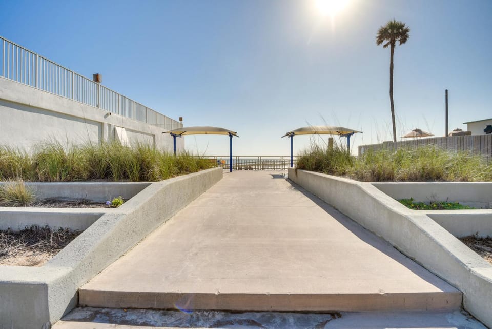 Oceanfront Studio w/ Resort Perks in Daytona Beach Apartment in Holly Hill