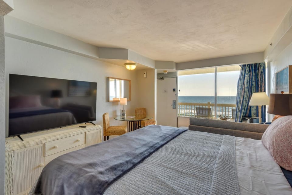 Oceanfront Studio w/ Resort Perks in Daytona Beach Apartment in Holly Hill