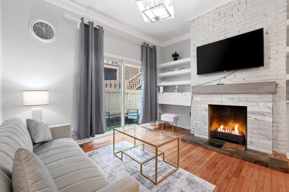 Patio, TV and multimedia, Living room, Seating area, fireplace