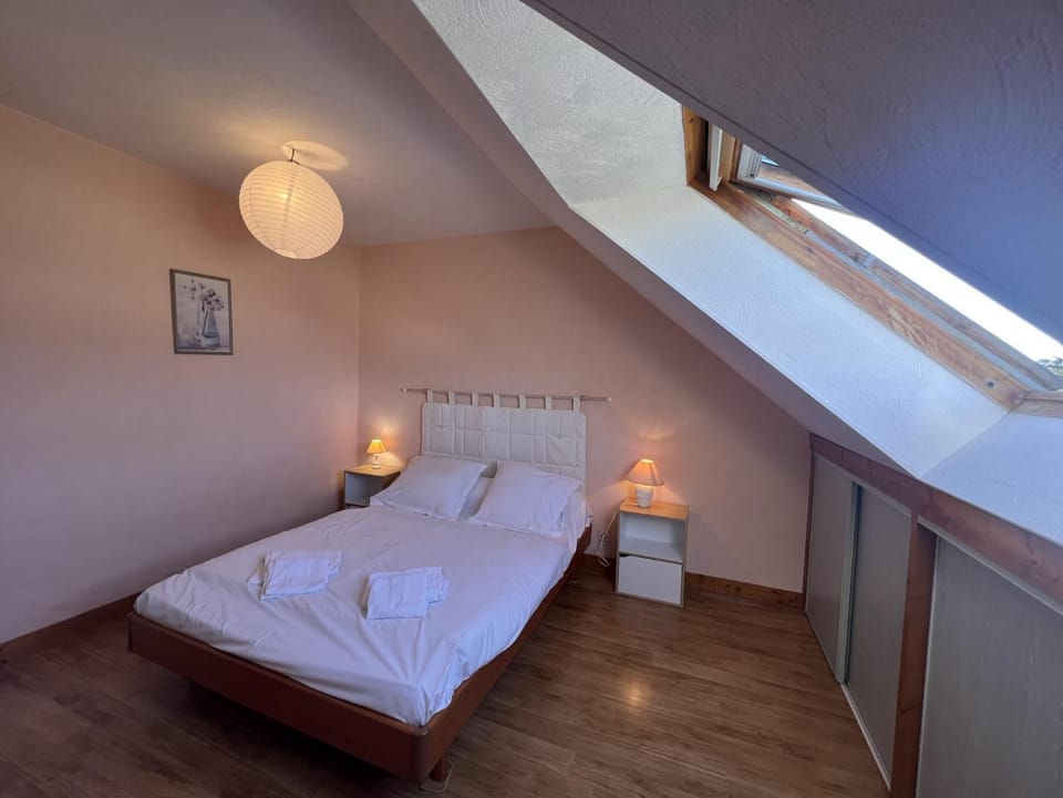 Bed, Photo of the whole room, Bedroom, towels