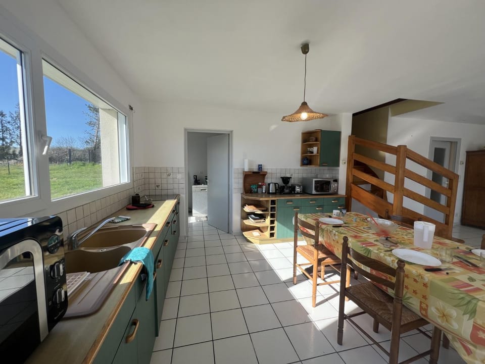 Coffee/tea facilities, Dining area, microwave, oven, stove, toaster, kitchen