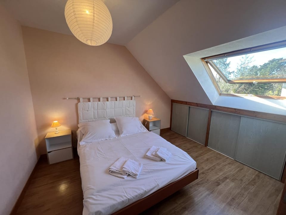 Bed, Photo of the whole room, Bedroom, towels