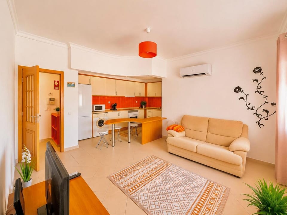 TV and multimedia, Kitchen or kitchenette, Living room, air conditioner