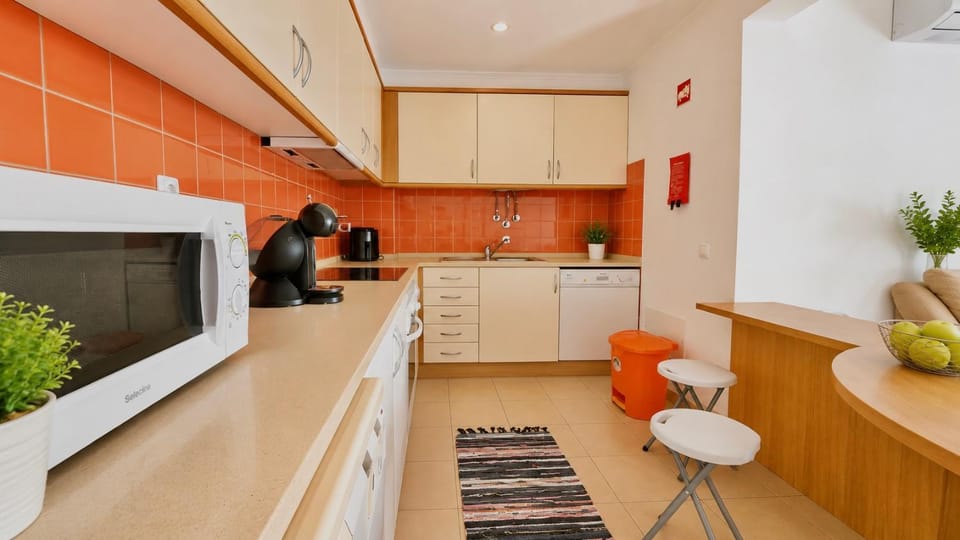Kitchen or kitchenette, dishwasher, minibar, oven, stove, toaster