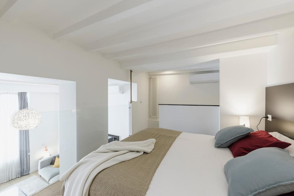 Bed, Photo of the whole room, Bedroom