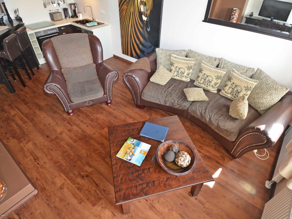 TV and multimedia, Coffee/tea facilities, Kitchen or kitchenette, Living room, Seating area, Dining area