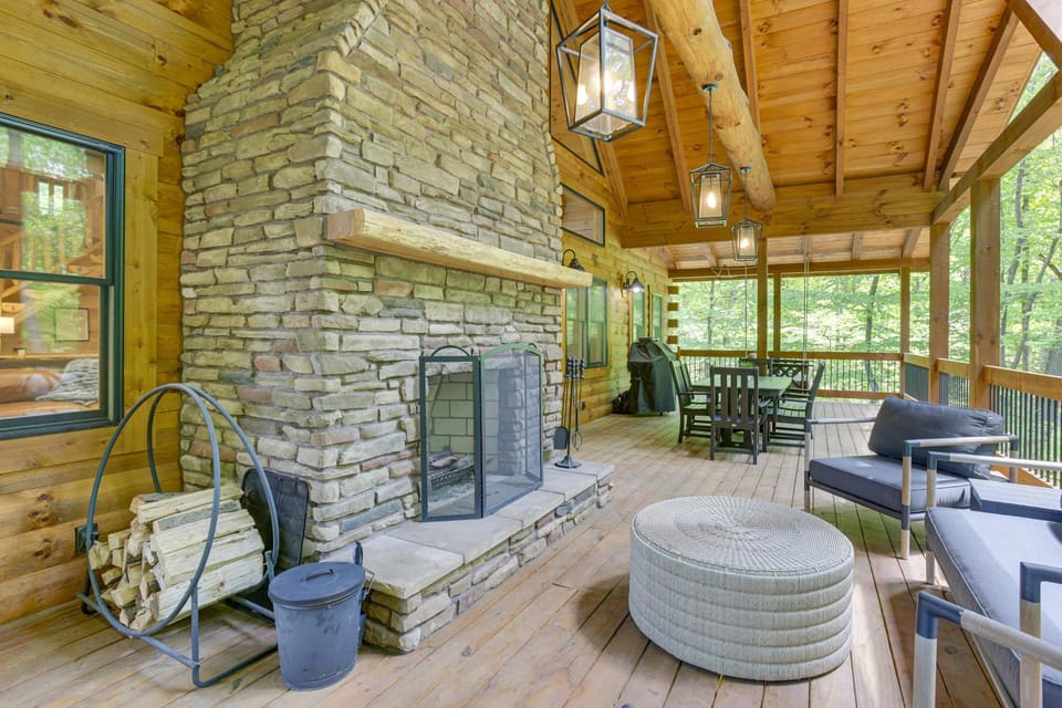 Luxury Hocking Hills Retreat w/ Indoor Sport Court House in Perry Township