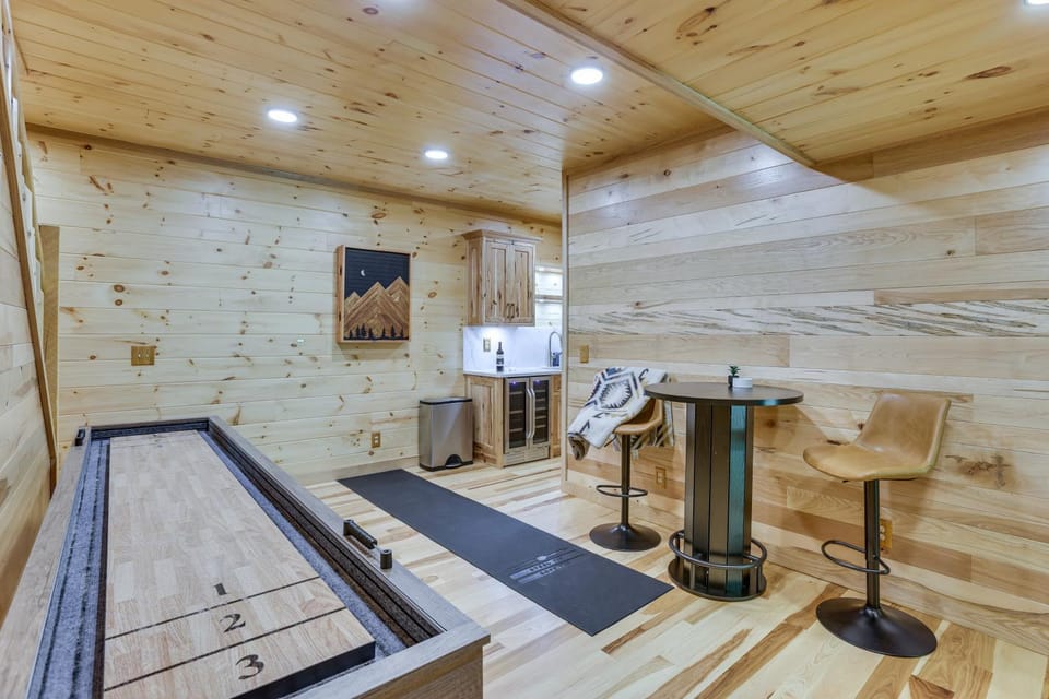 Luxury Hocking Hills Retreat w/ Indoor Sport Court House in Perry Township