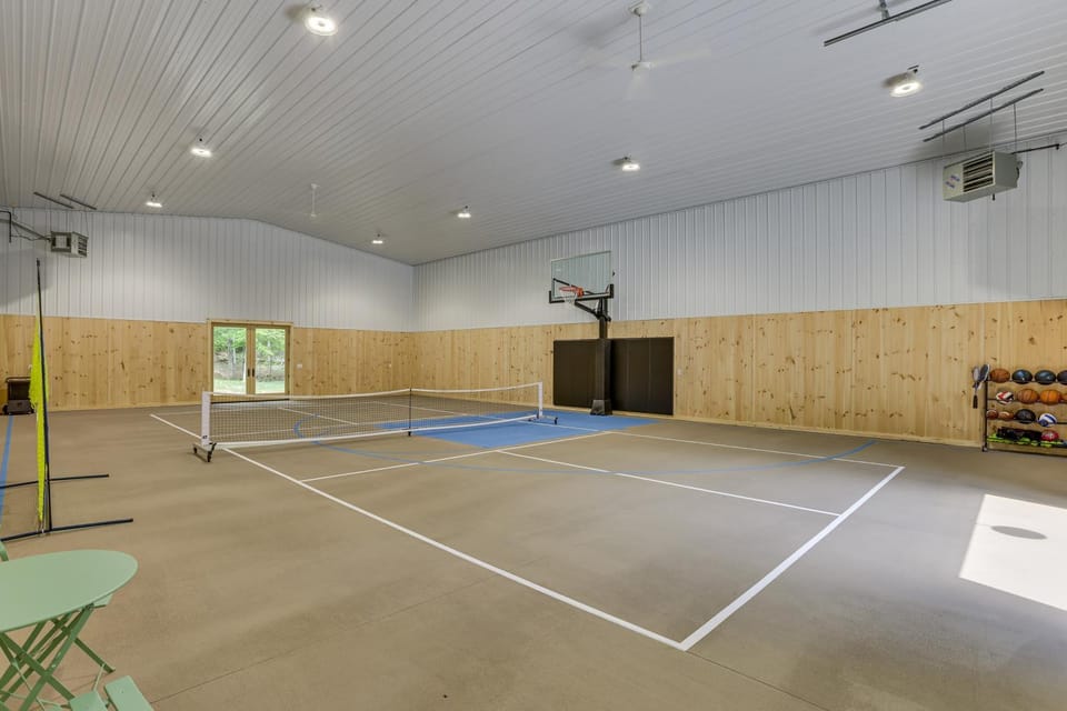 Luxury Hocking Hills Retreat w/ Indoor Sport Court House in Perry Township