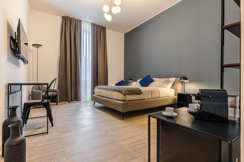 Bed, TV and multimedia, Photo of the whole room, Decorative detail, Bedroom, internet, air conditioner