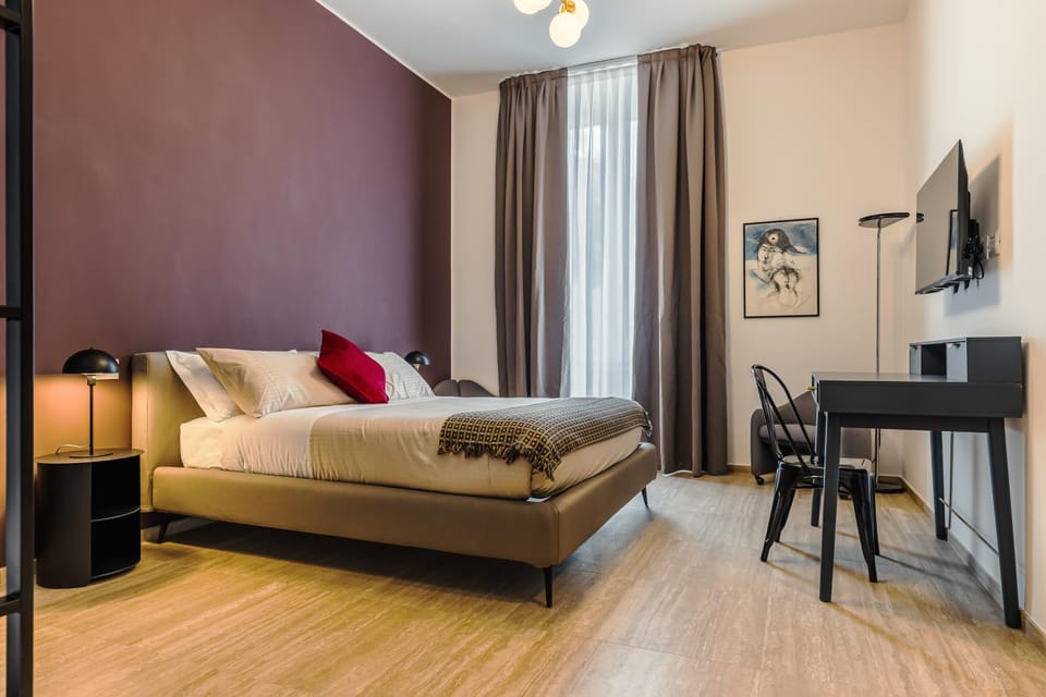 Bed, TV and multimedia, Photo of the whole room, Decorative detail, Bedroom, internet, air conditioner