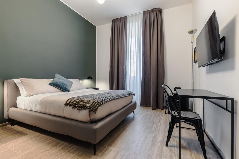 Bed, TV and multimedia, Photo of the whole room, Decorative detail, Bedroom, internet, air conditioner