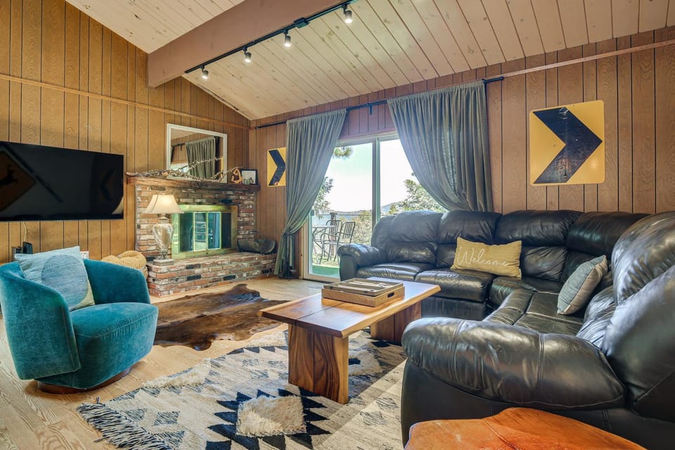 Overlooking Lake Gregory! Crestline Family Cabin Cabin in Crestline