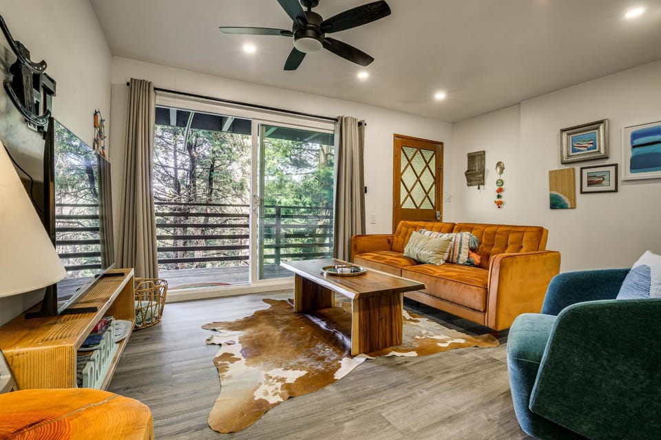 2 Mi to Lake Gregory! Chic Crestline Base Camp Apartment in Crestline
