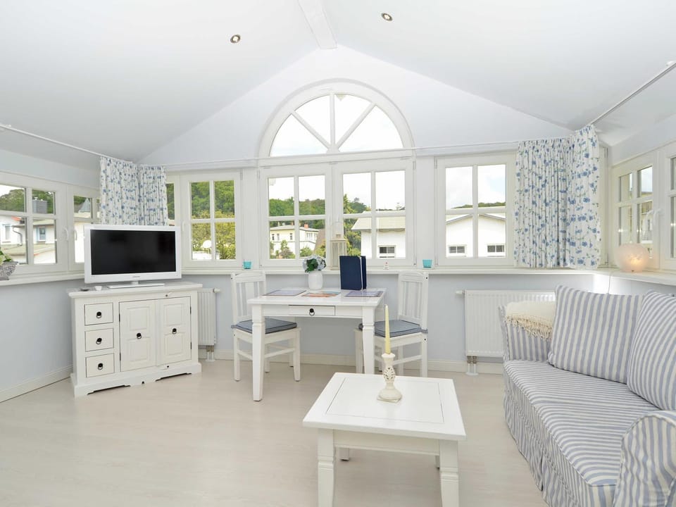 TV and multimedia, Kitchen or kitchenette, Living room, Seating area, Dining area