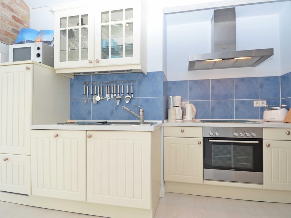 Kitchen or kitchenette, dishwasher, minibar, stove