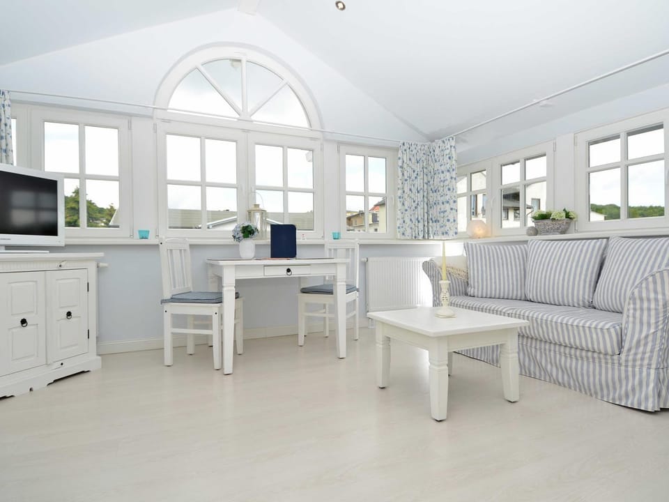 TV and multimedia, Kitchen or kitchenette, Living room, Seating area, Dining area