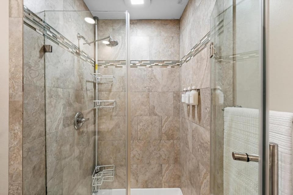 Lovely 4BR Home with Spacious Yard and Comfort Stay Apartment in The Colony
