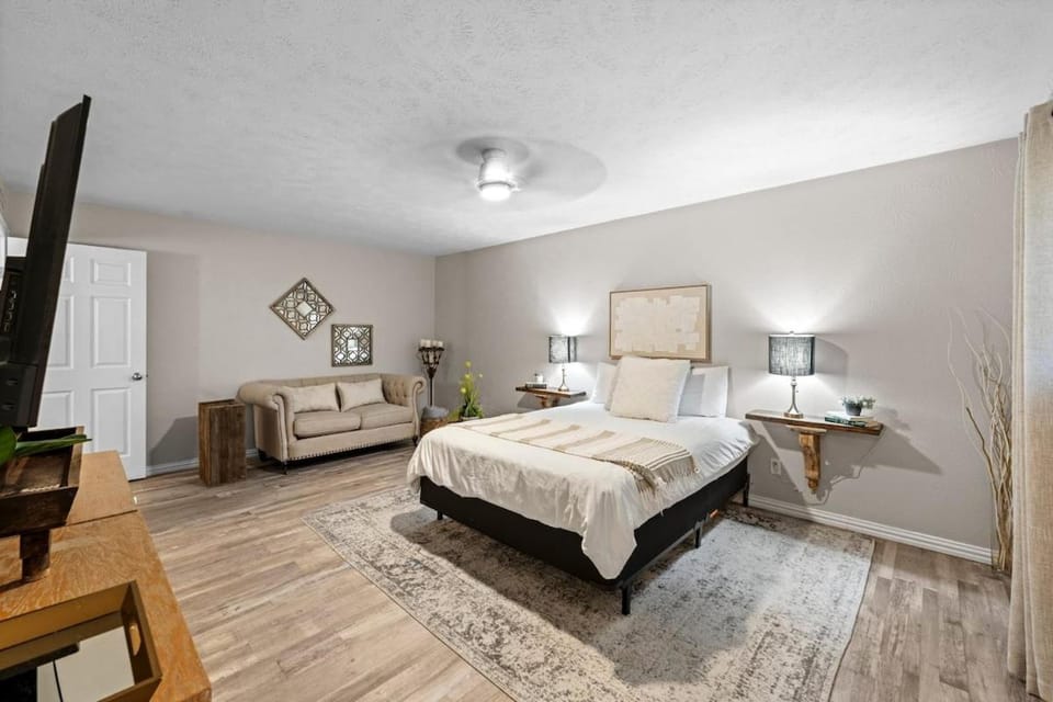 Lovely 4BR Home with Spacious Yard and Comfort Stay Apartment in The Colony