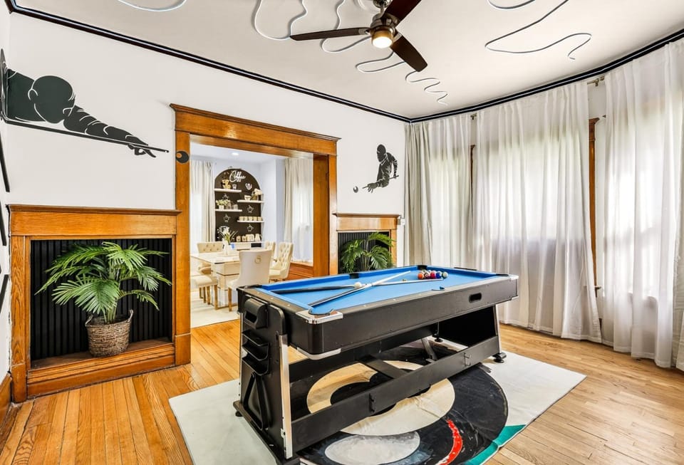 Pool Table • FirePit • BBQ Grill • Workspace • 6BR House in Kansas City