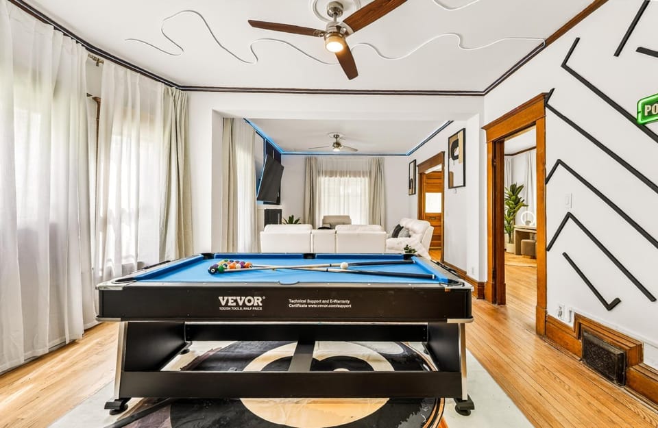 Pool Table • FirePit • BBQ Grill • Workspace • 6BR House in Kansas City