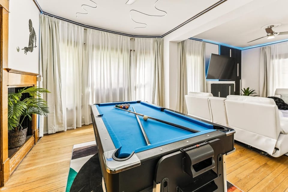Pool Table • FirePit • BBQ Grill • Workspace • 6BR House in Kansas City