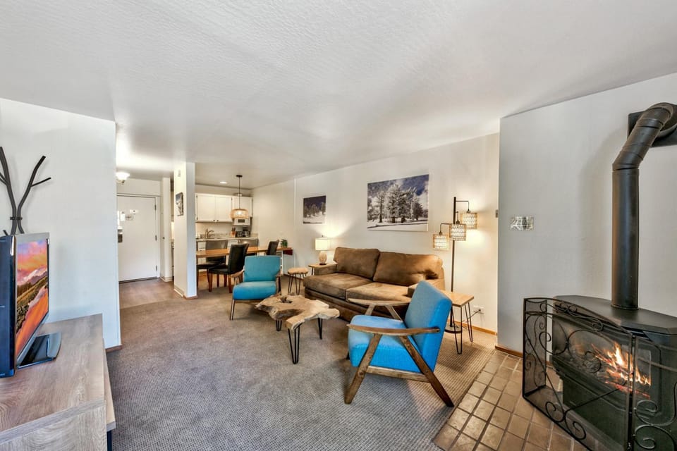 Day, TV and multimedia, Kitchen or kitchenette, Living room, Dining area, fireplace, furniture