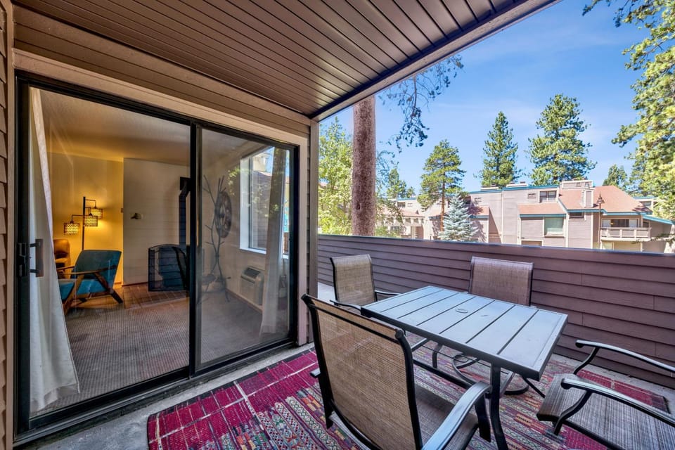 Day, Natural landscape, Balcony/Terrace, Dining area, furniture