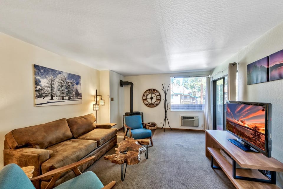 Day, TV and multimedia, Living room, furniture, air conditioner