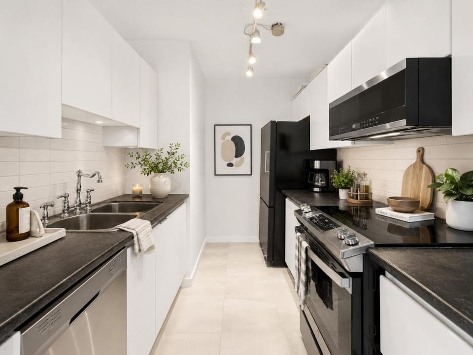 Stylish 2BR and 2BA Condo Heart of Yaletown Steps to Seawall Apartment in Vancouver